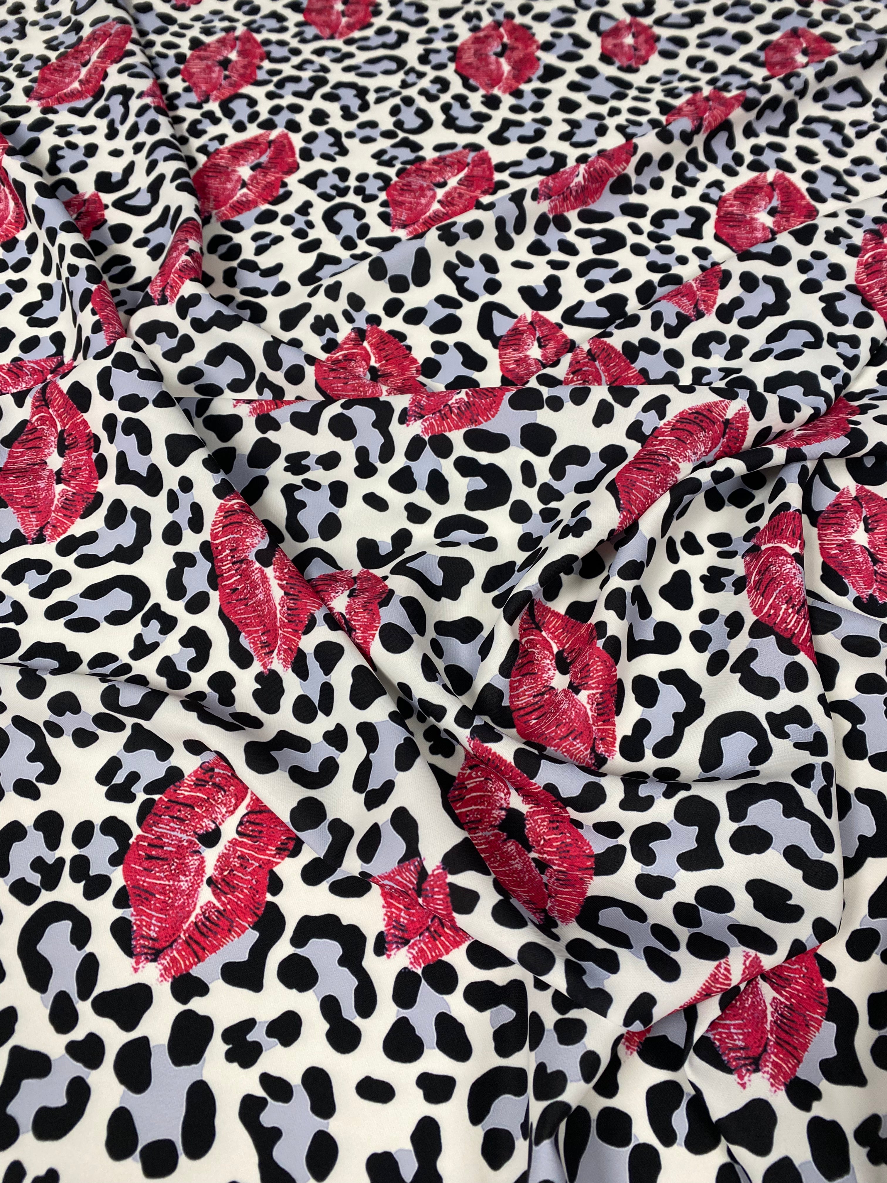 Tela con estampado de leopardo y estampado de labios rosados: material de tapicería de moda
