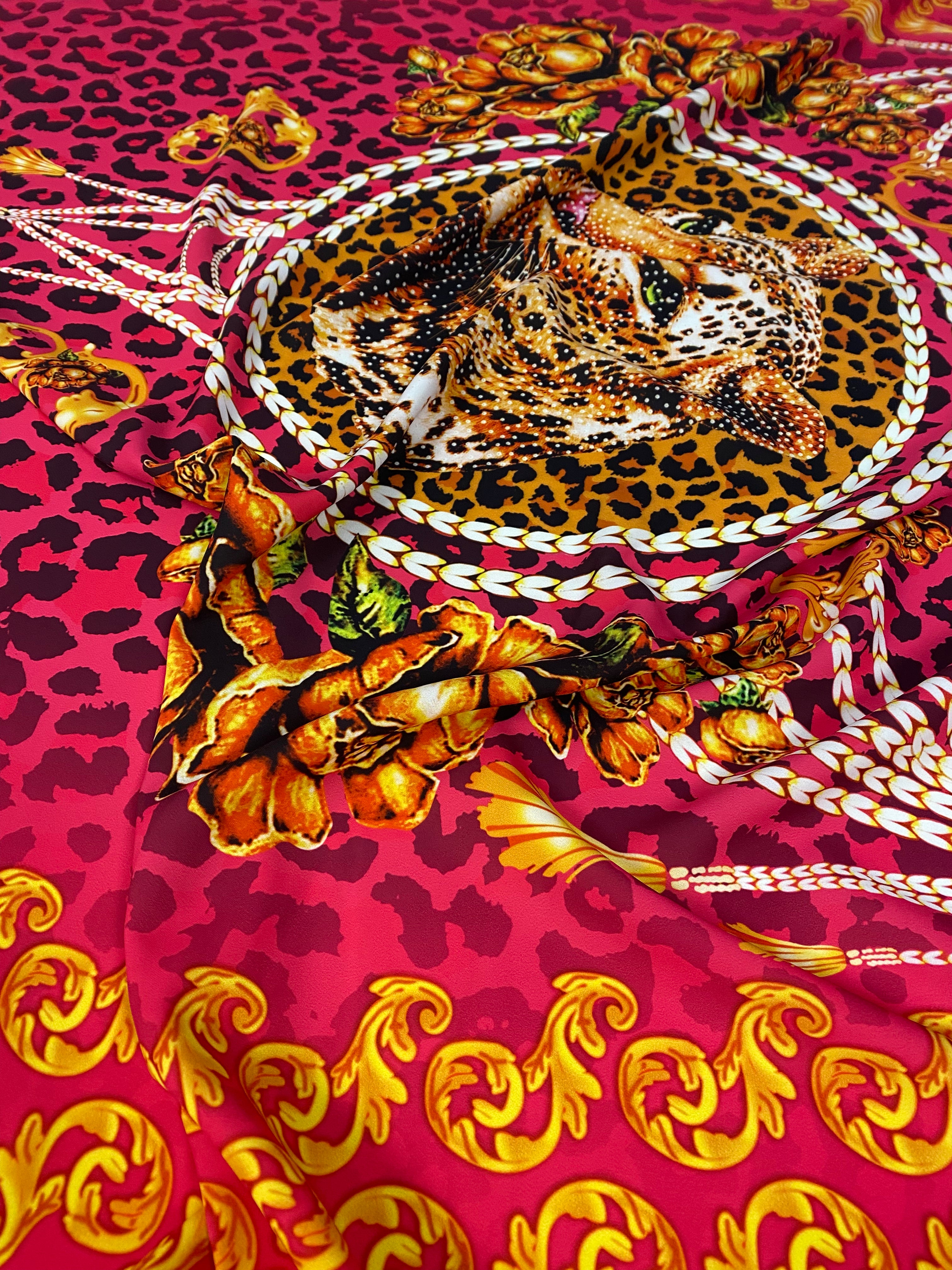 Tela con estampado barroco de leopardo fucsia: material de diseño elegante