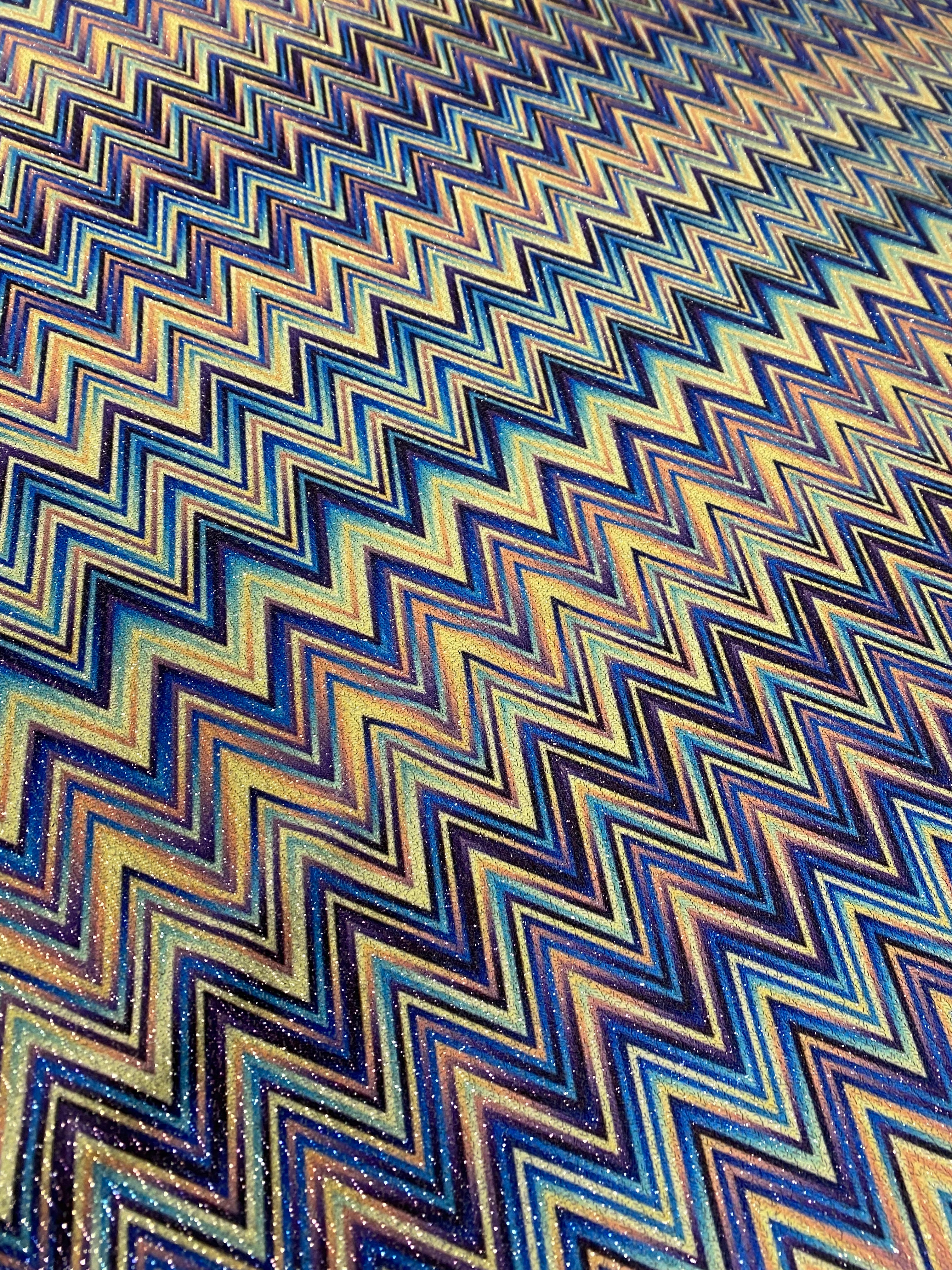 Tela azul en zigzag con lúrex: material suave y elástico en 4 direcciones para proyectos de costura con estilo.