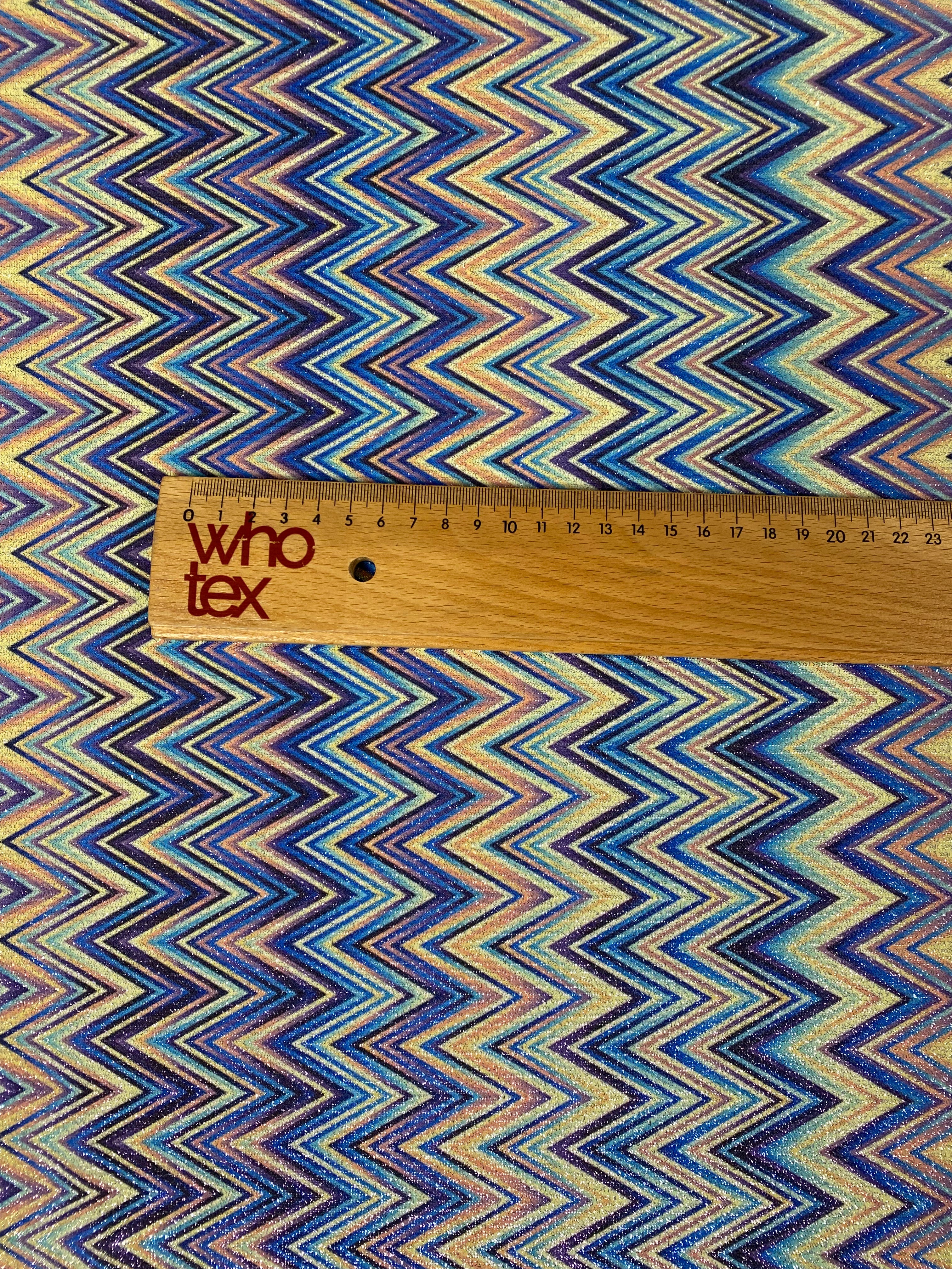 Tela azul en zigzag con lúrex: material suave y elástico en 4 direcciones para proyectos de costura con estilo.