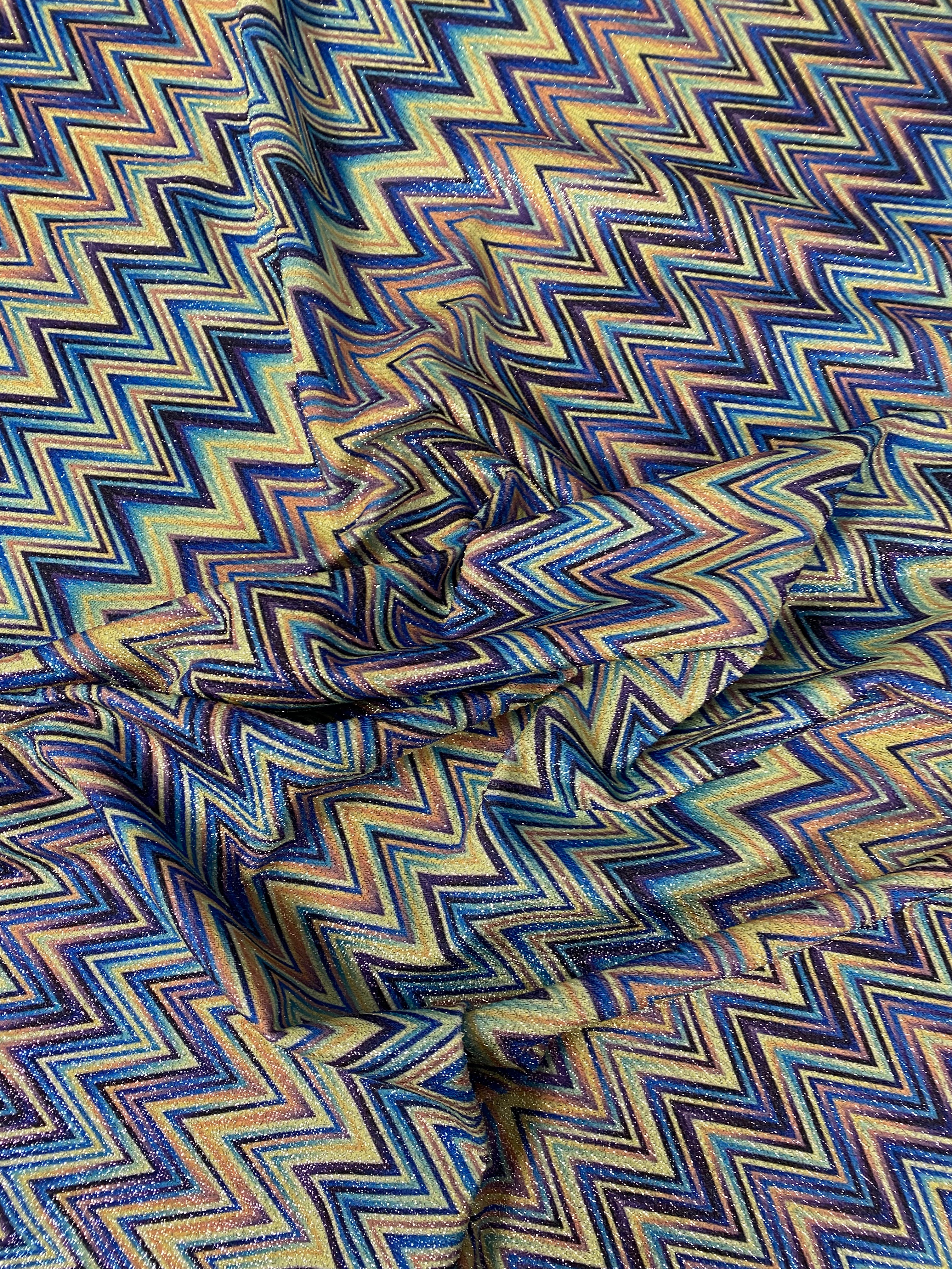 Tela azul en zigzag con lúrex: material suave y elástico en 4 direcciones para proyectos de costura con estilo.