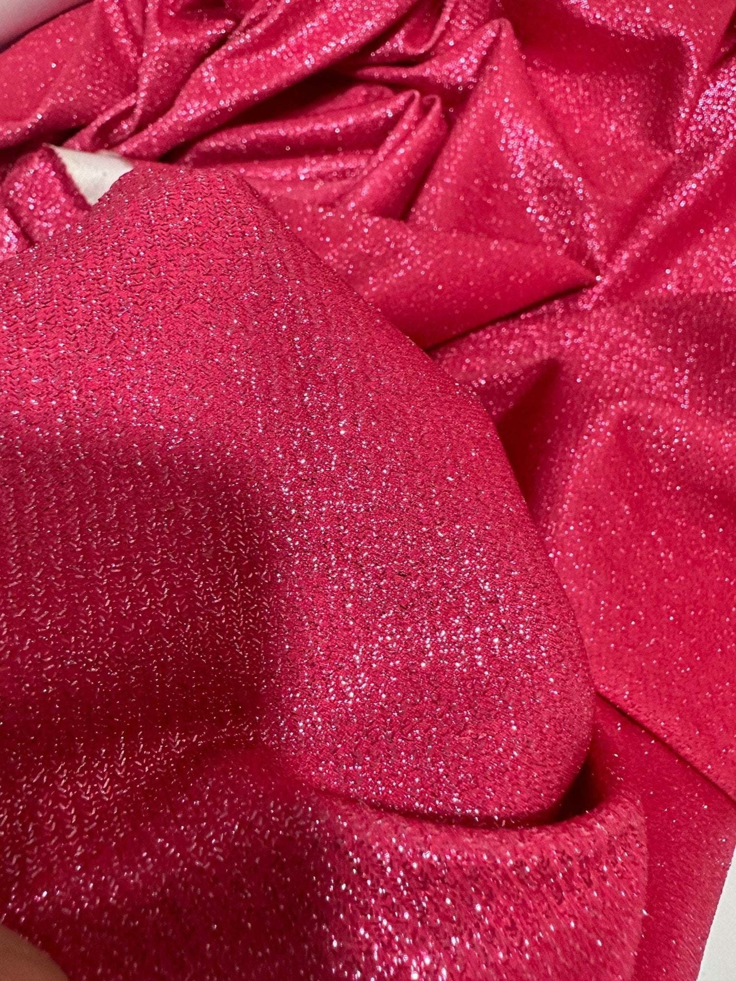 Fuchsia glitter Lurex fabric with 4-way stretch and shimmering texture for sportswear and costumes