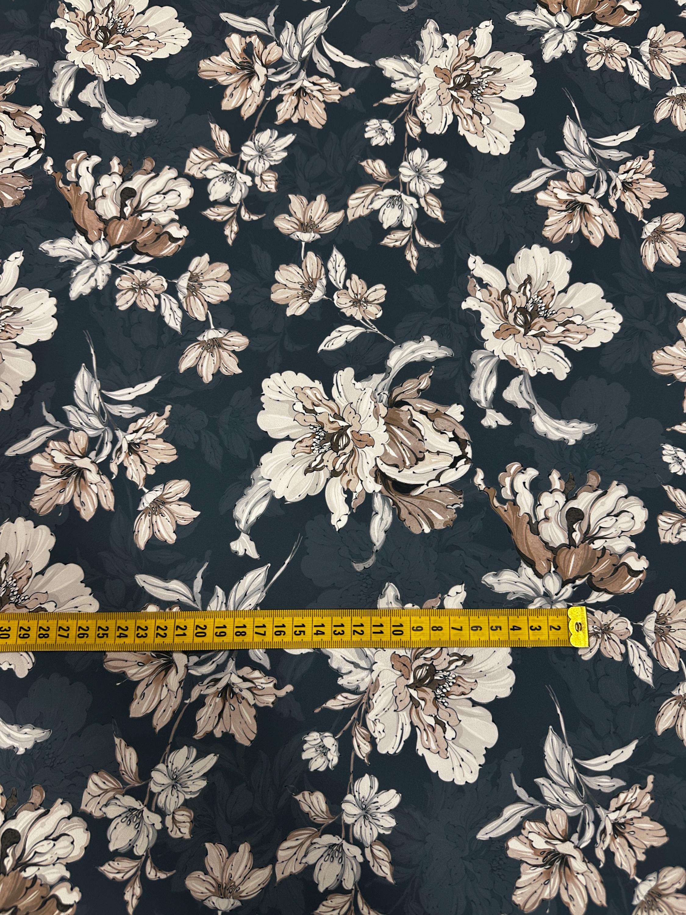 Vintage-Blumenstoff – elegante neutrale Töne für klassische Designs