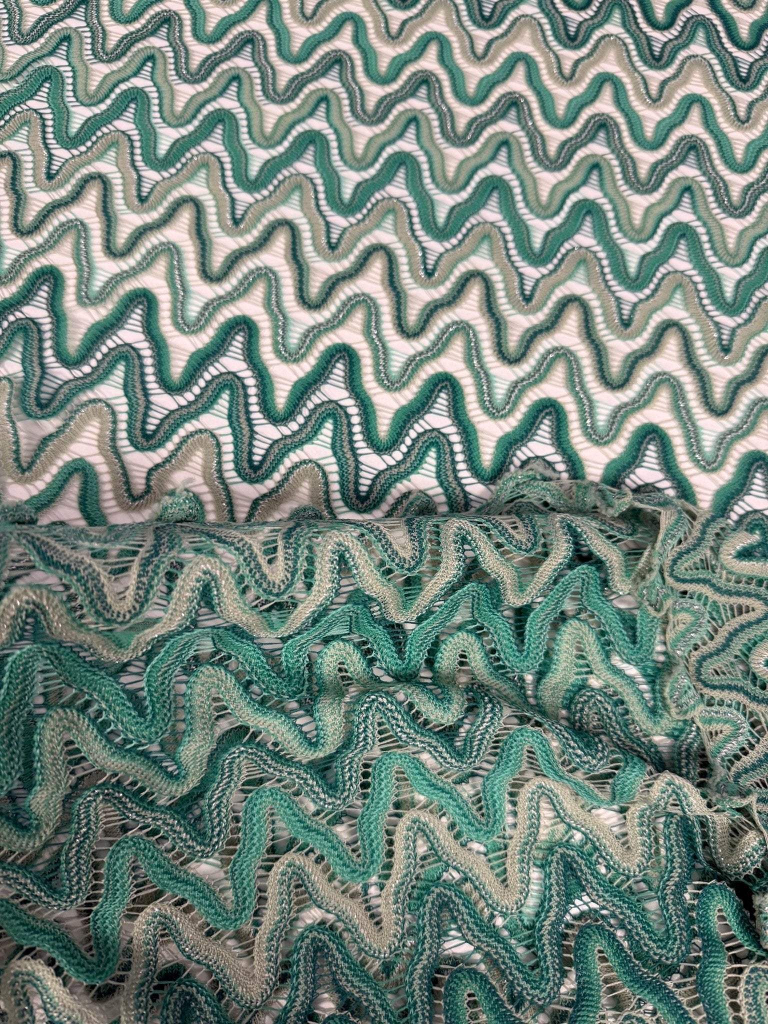 Zigzag mesh fabric in green tones with textured knit pattern and 150 cm width for versatile sewing projects