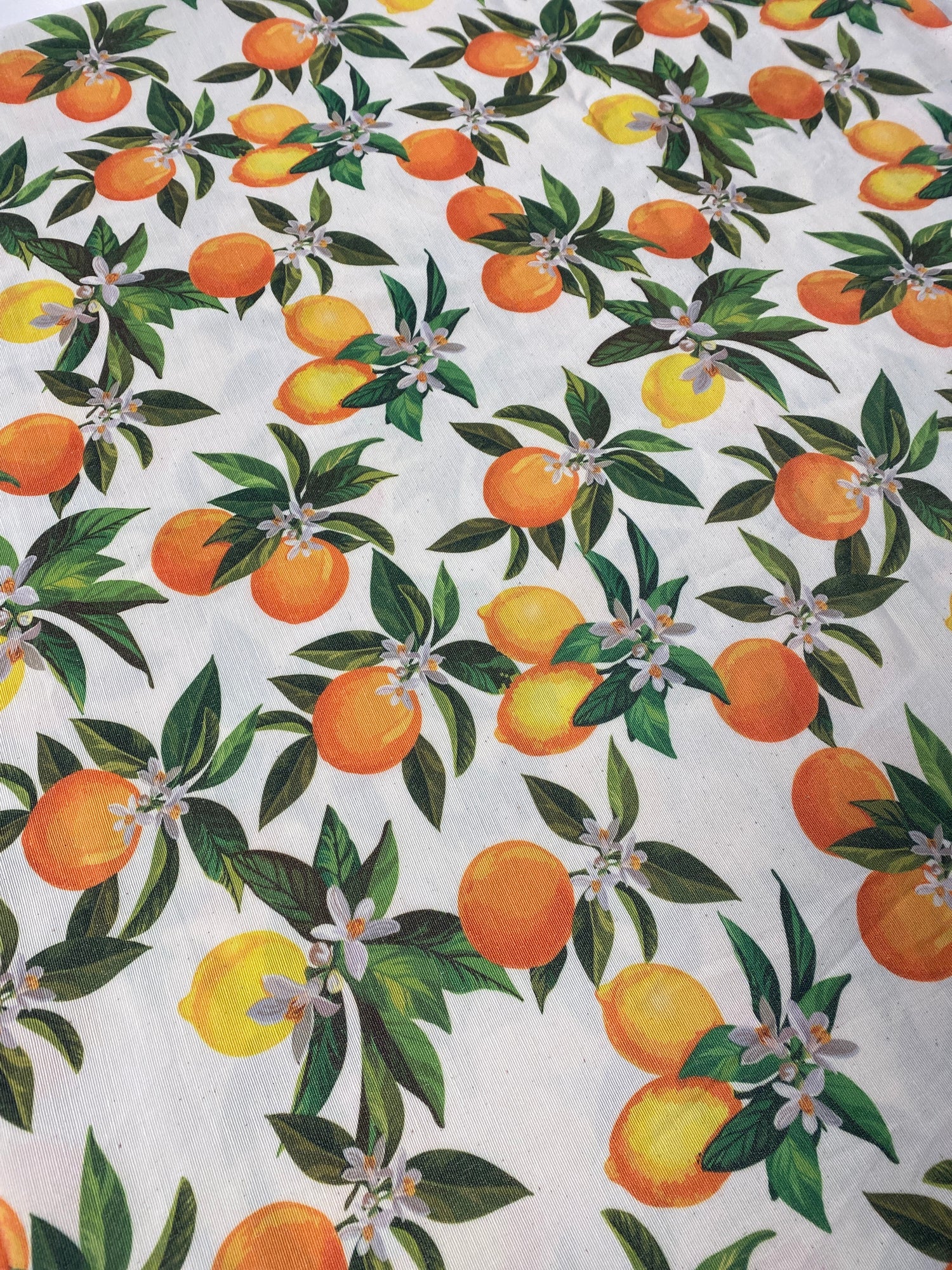 Leinenstoff mit orangefarbenem Design