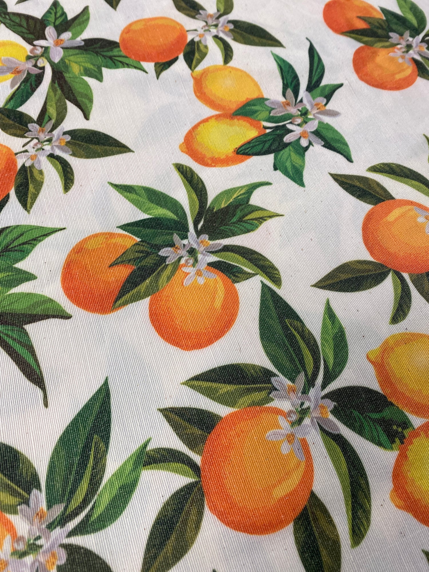 Leinenstoff mit orangefarbenem Design