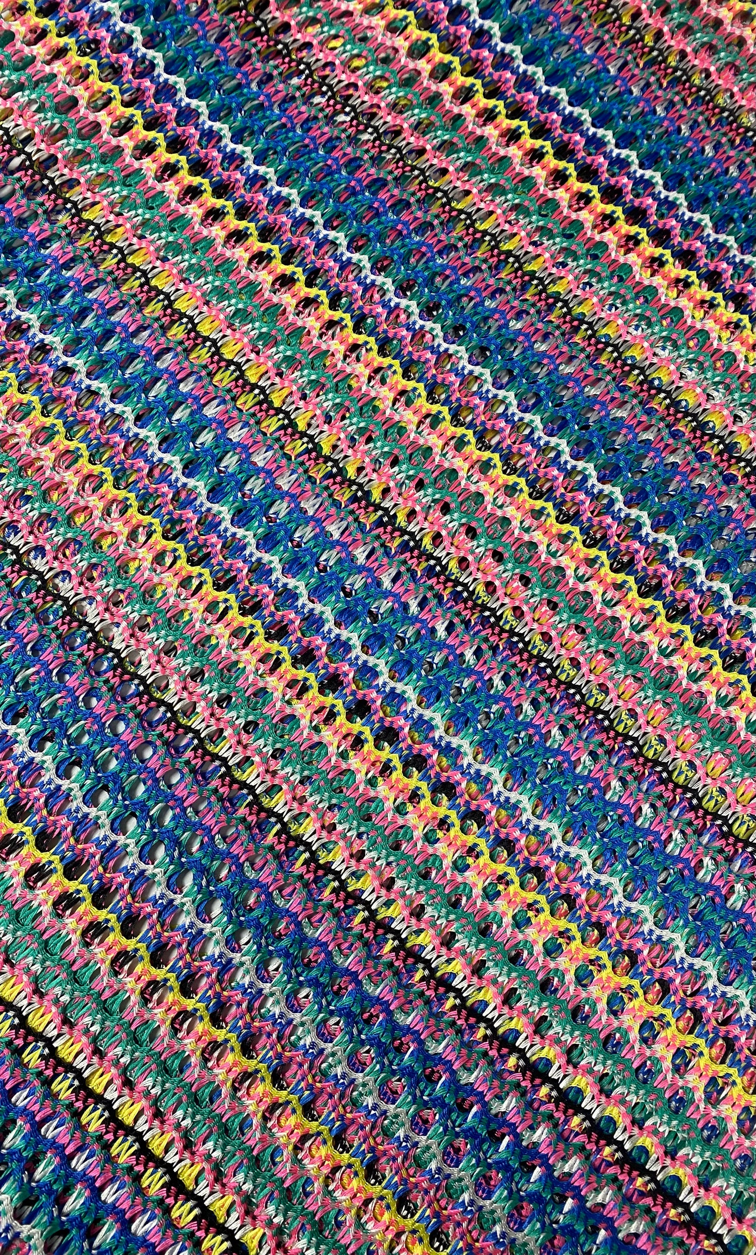 Mehrfarbiger Chevron-Zickzack-Strick-Jerseystoff