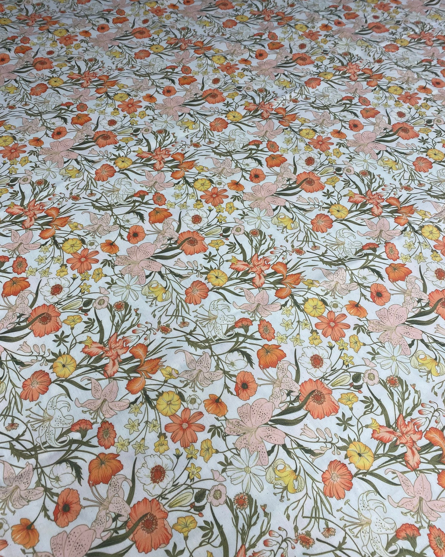 Leinenstoff mit orangefarbenem Blumenmuster