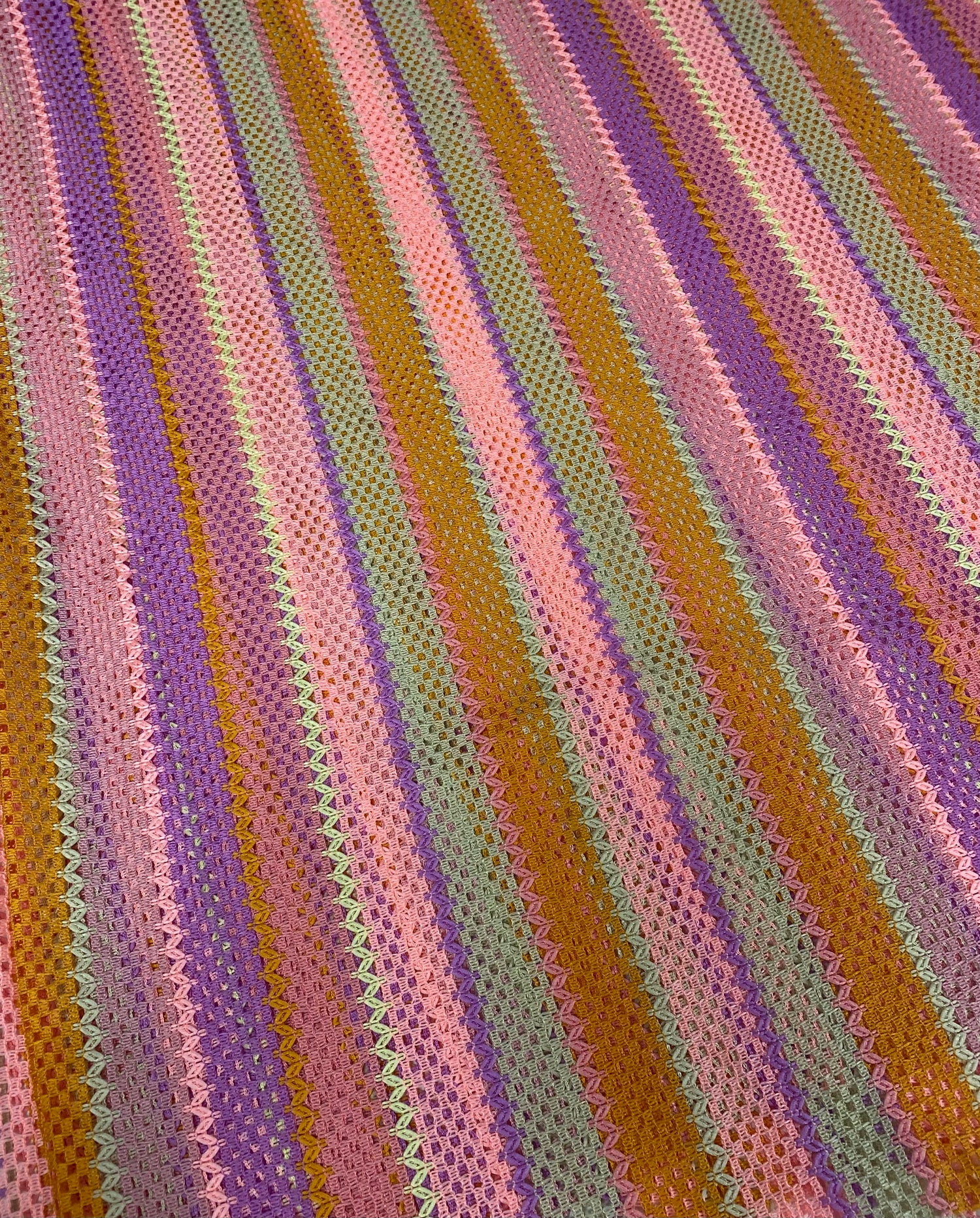 Rosa gestreifter Stricknetzstoff