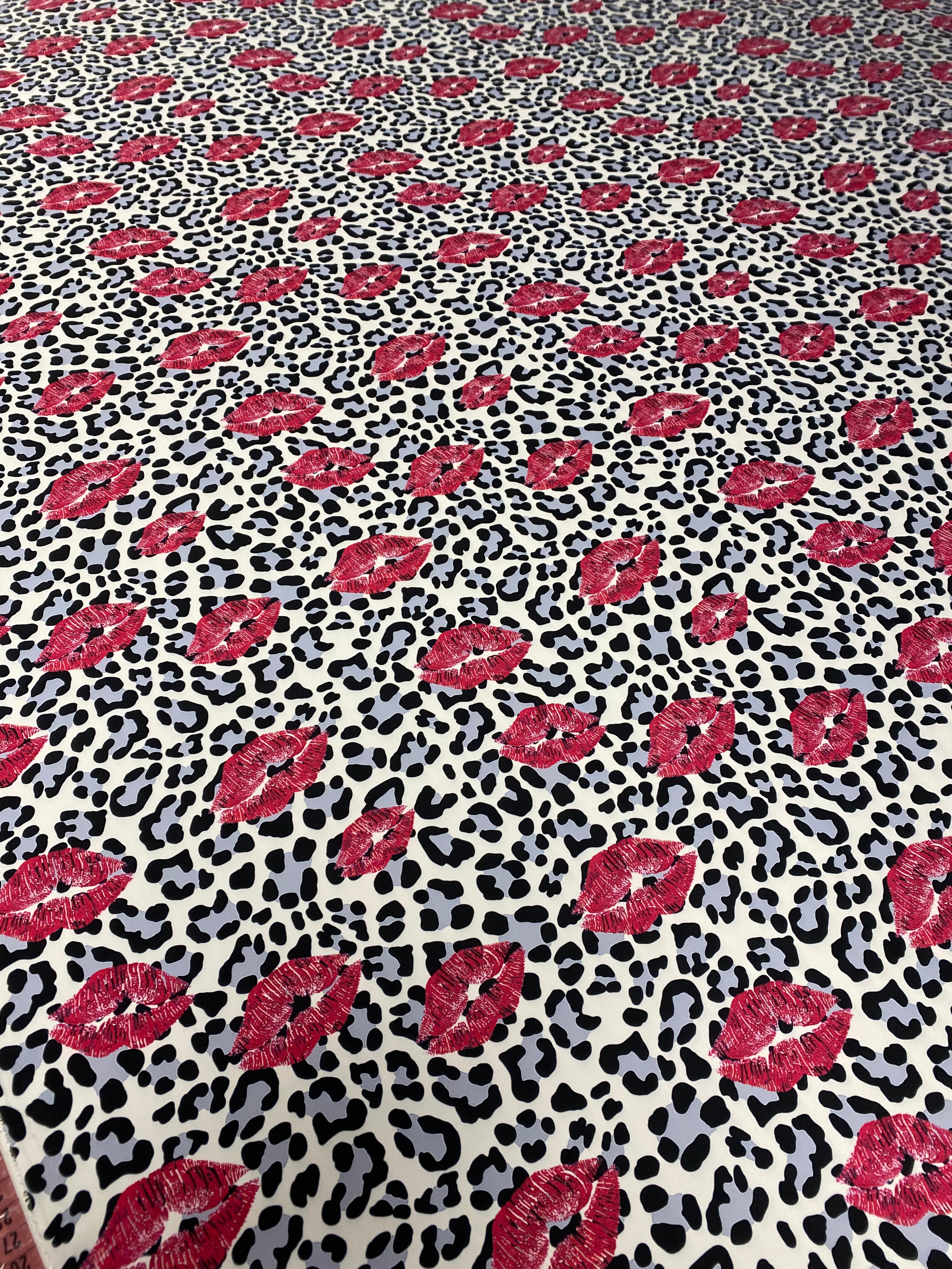 Tela con estampado de leopardo y estampado de labios rosados: material de tapicería de moda