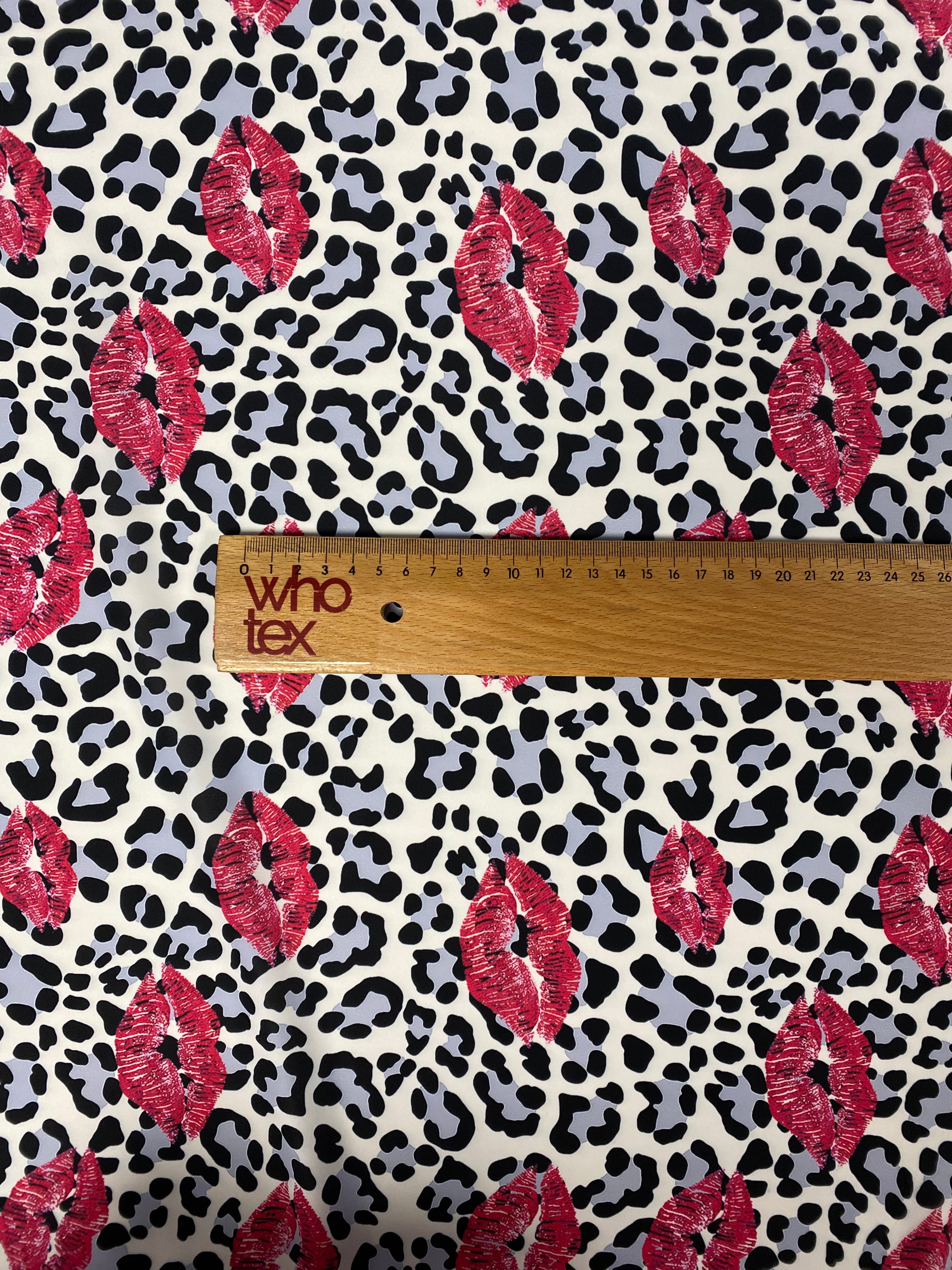 Tela con estampado de leopardo y estampado de labios rosados: material de tapicería de moda