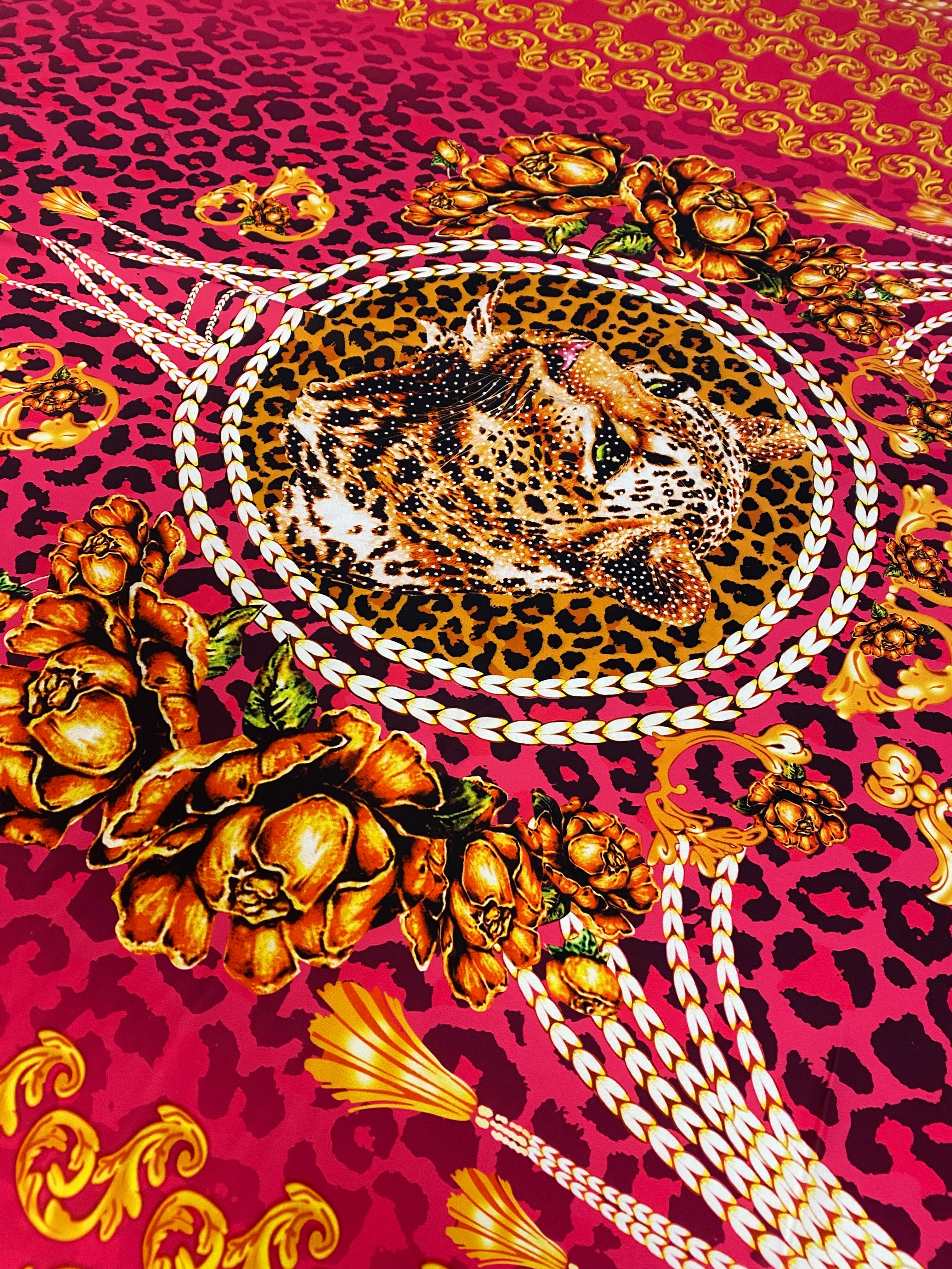 Tela con estampado barroco de leopardo fucsia: material de diseño elegante