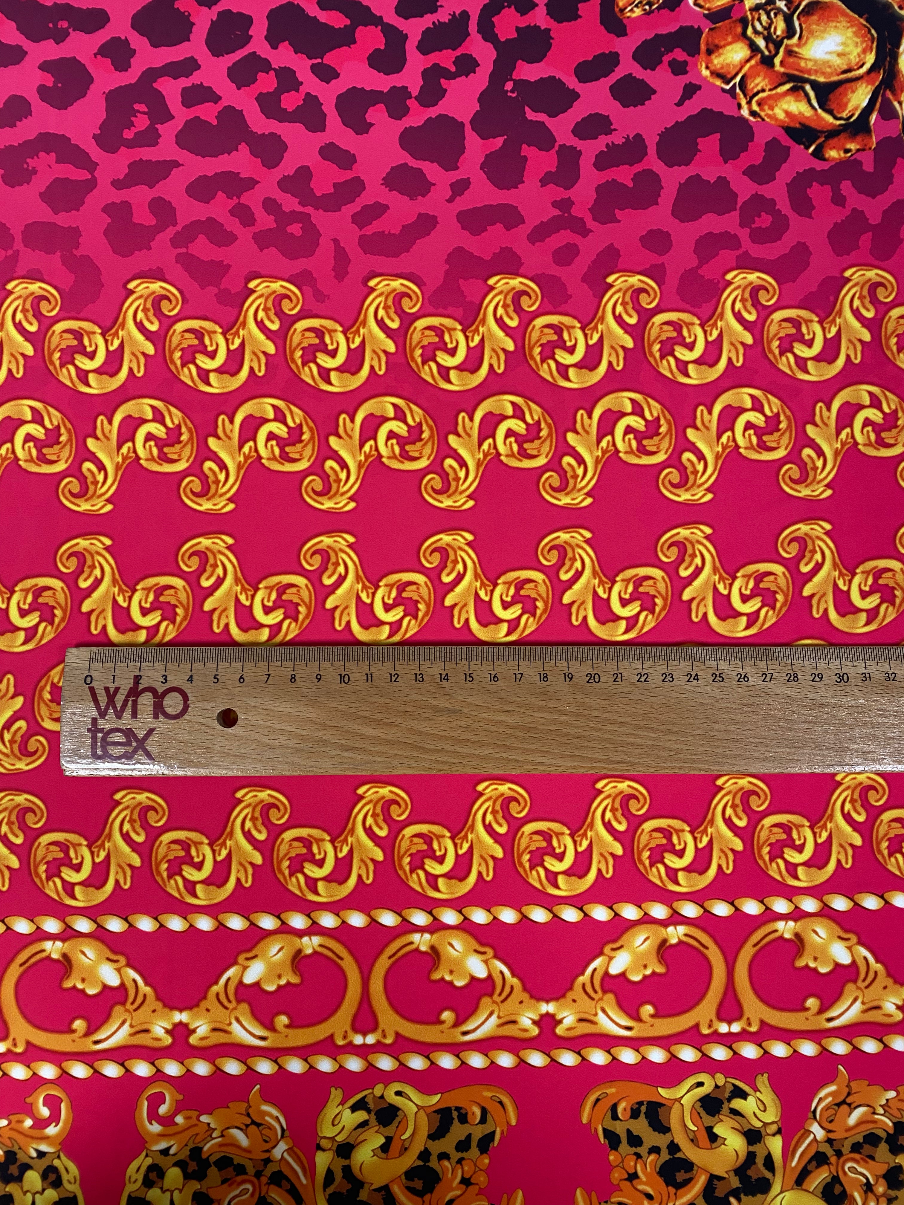 Tela con estampado barroco de leopardo fucsia: material de diseño elegante