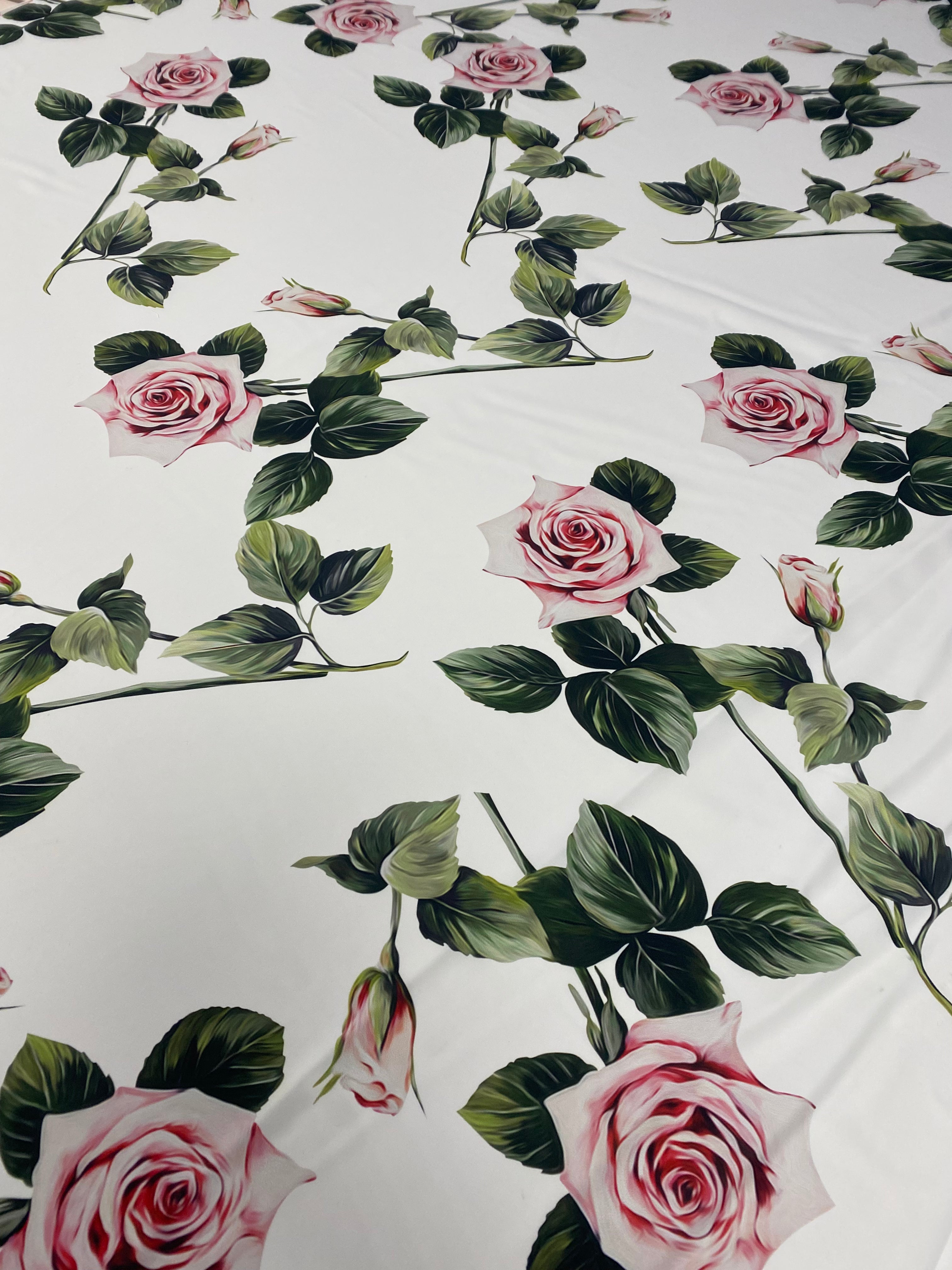 Tela floral - Estampado de rosas blancas y rosas