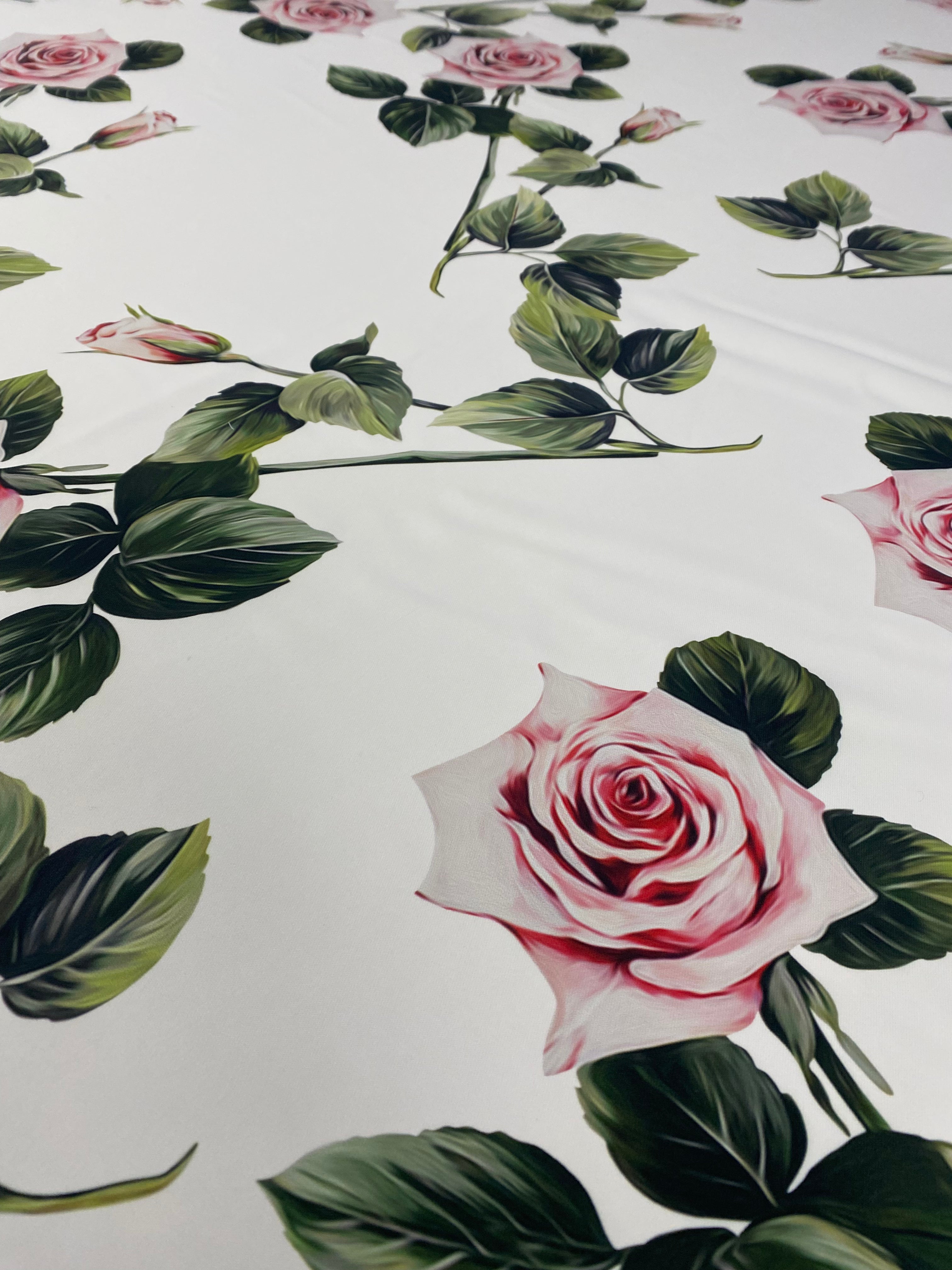 Tela floral - Estampado de rosas blancas y rosas