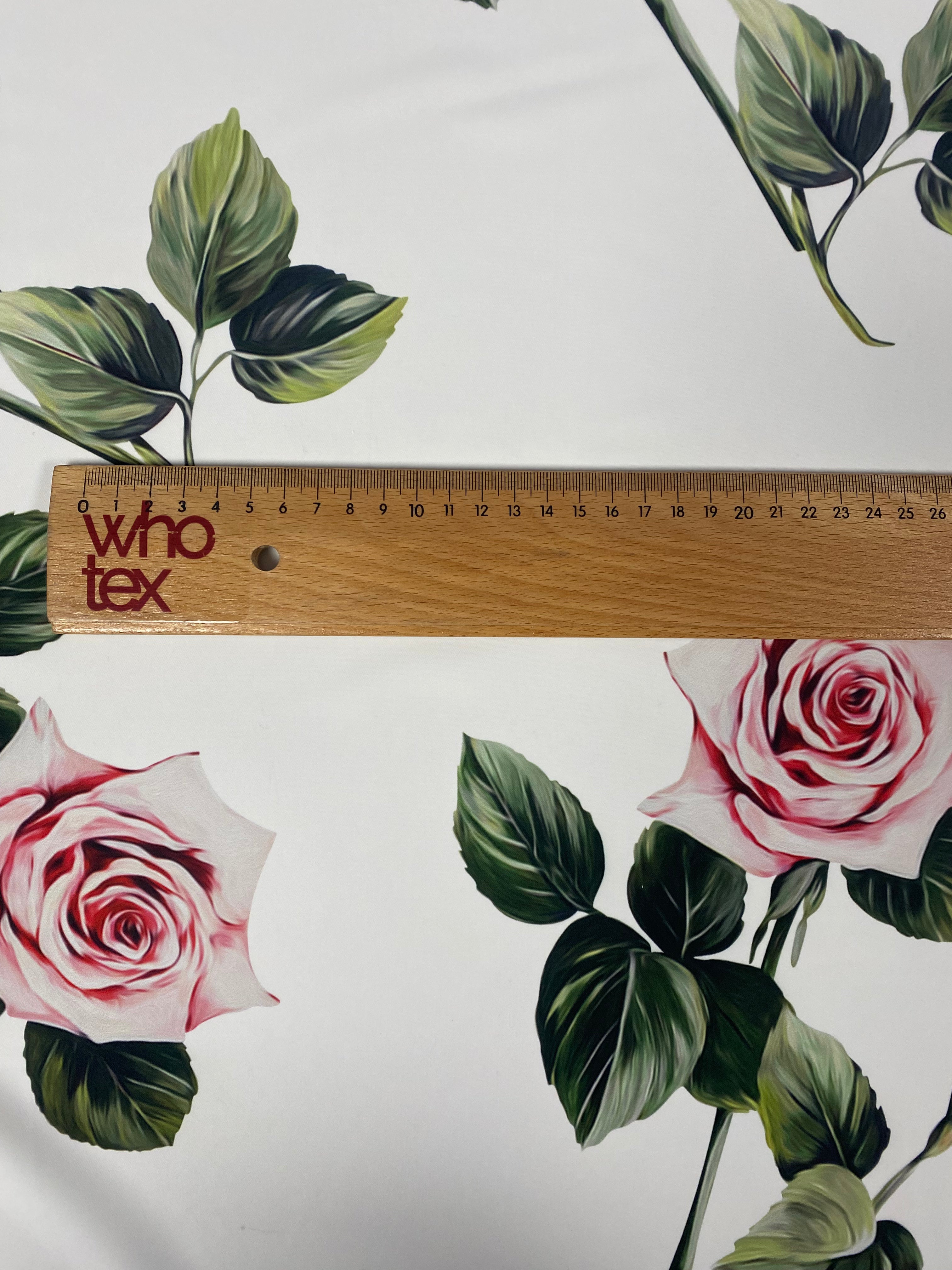 Tela floral - Estampado de rosas blancas y rosas