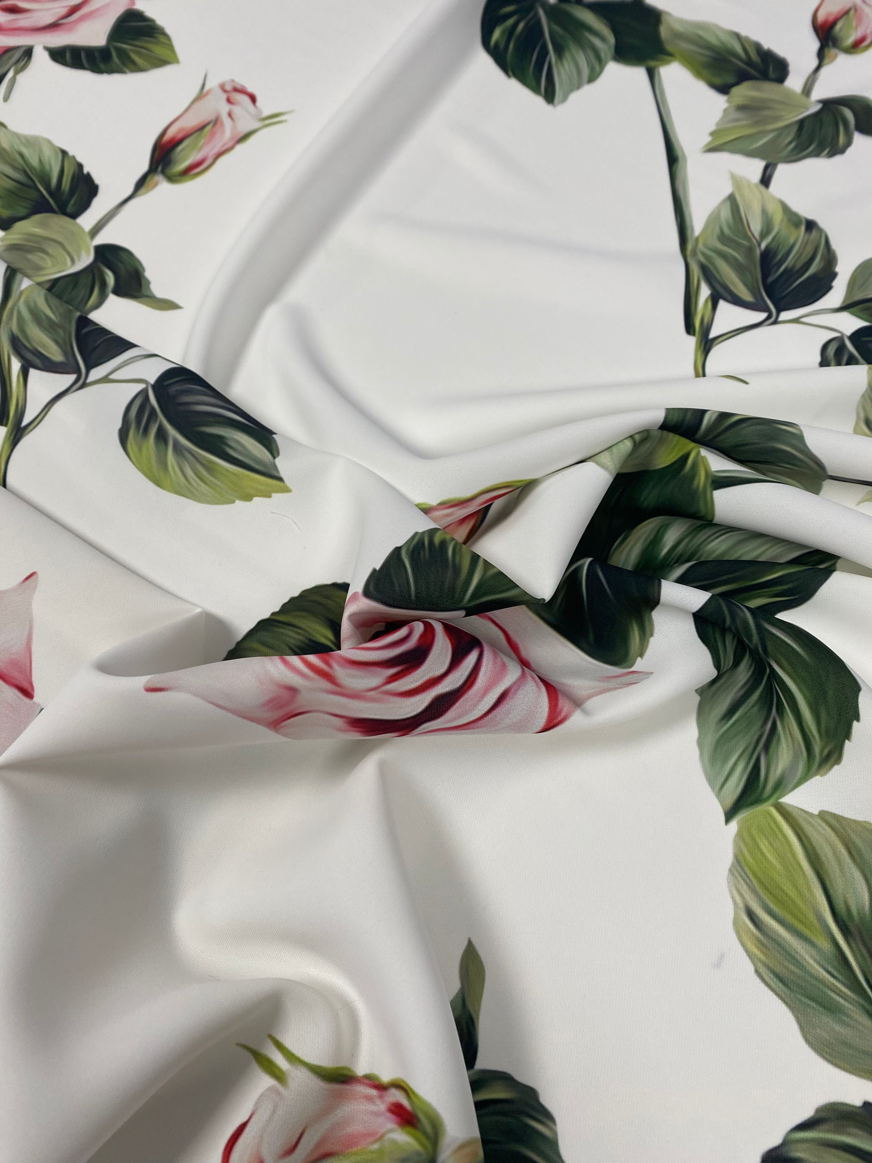 Tela floral - Estampado de rosas blancas y rosas