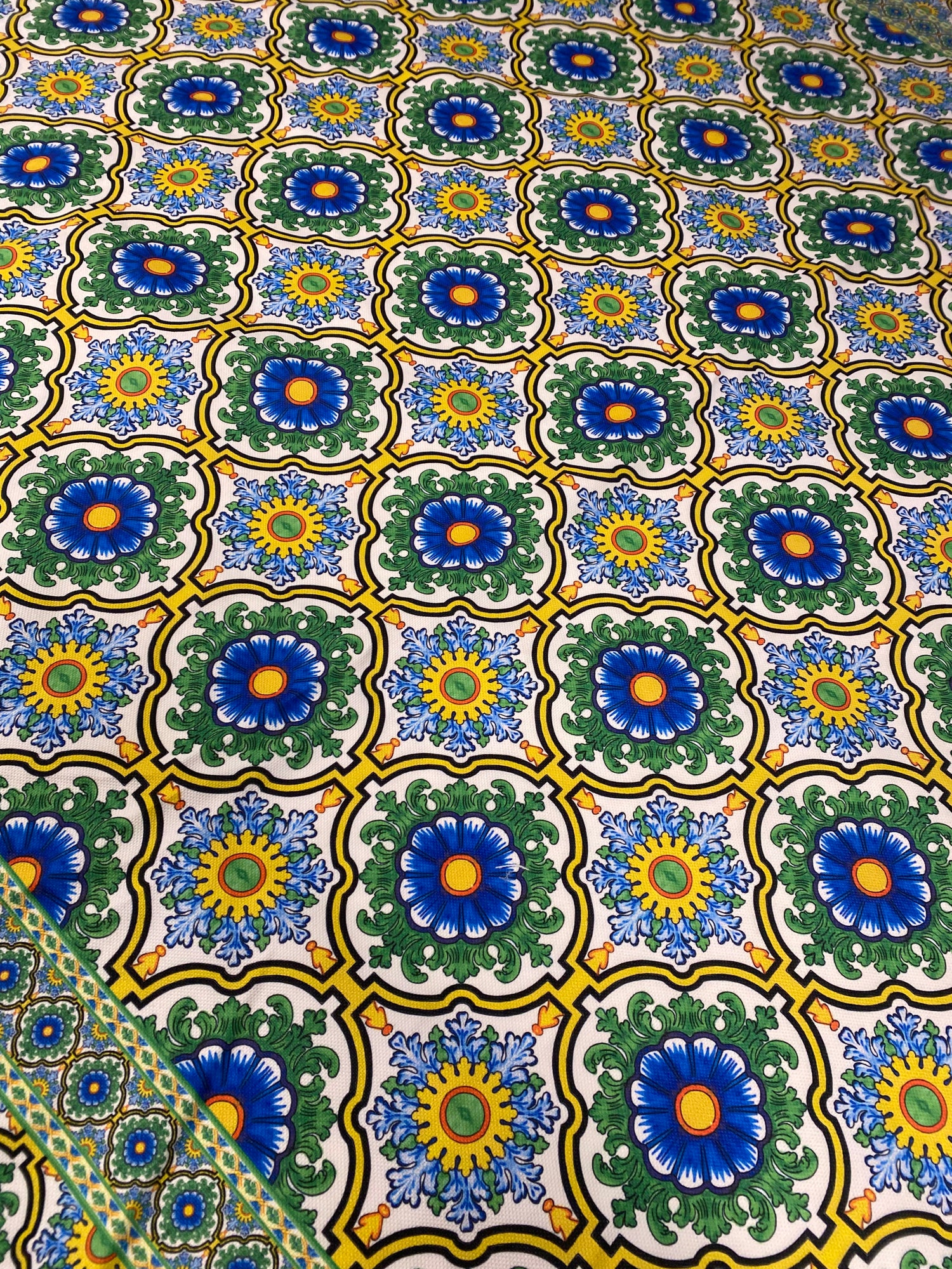 Floral Design Upholstery Fabric for Elegant Home Décor