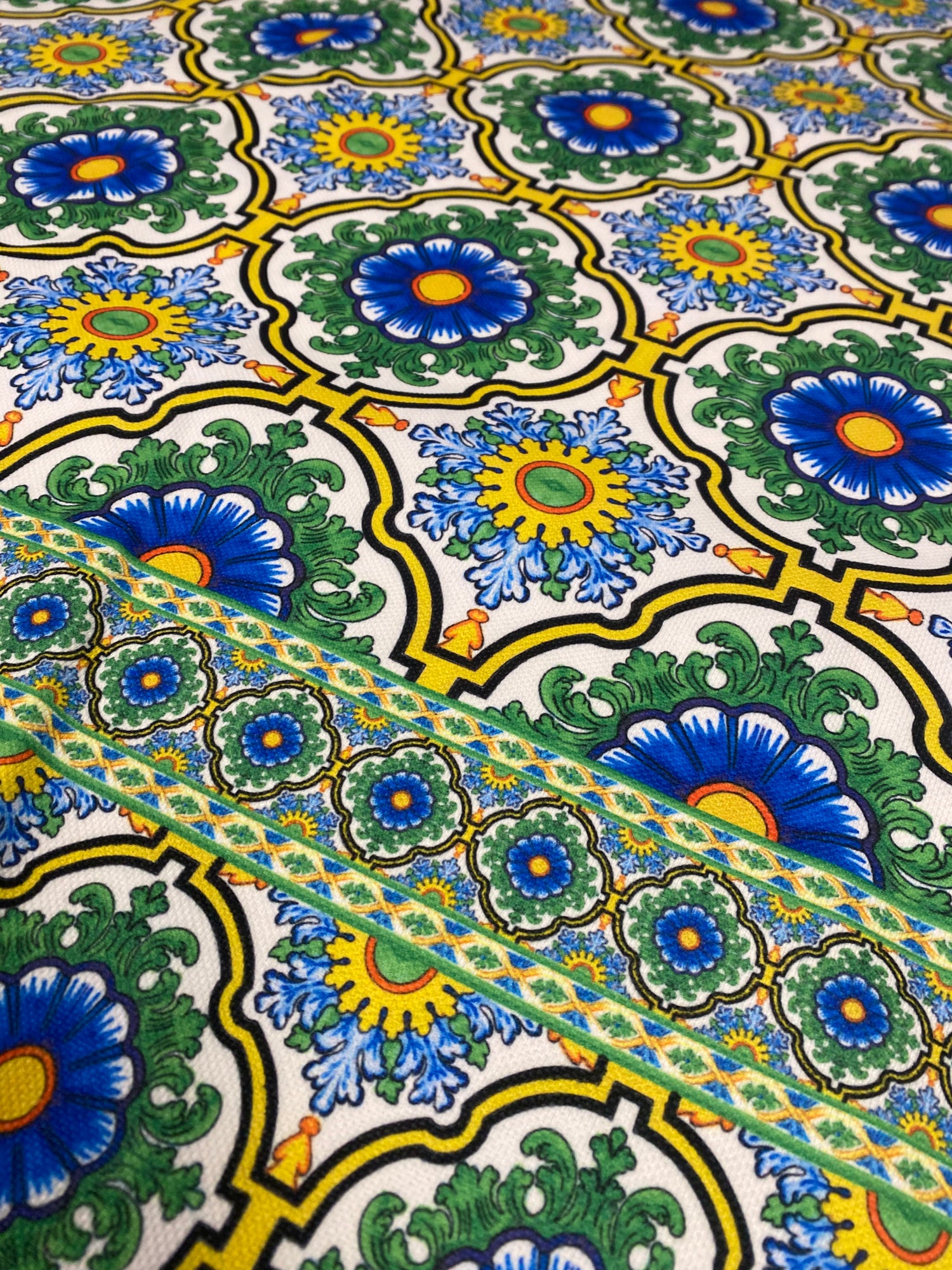 Floral Design Upholstery Fabric for Elegant Home Décor