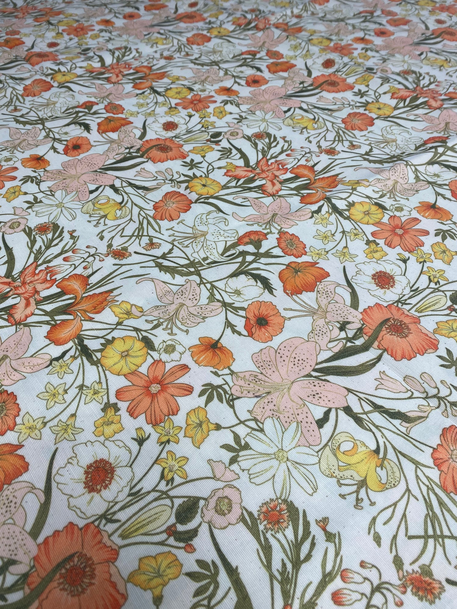 Leinenstoff mit orangefarbenem Blumenmuster